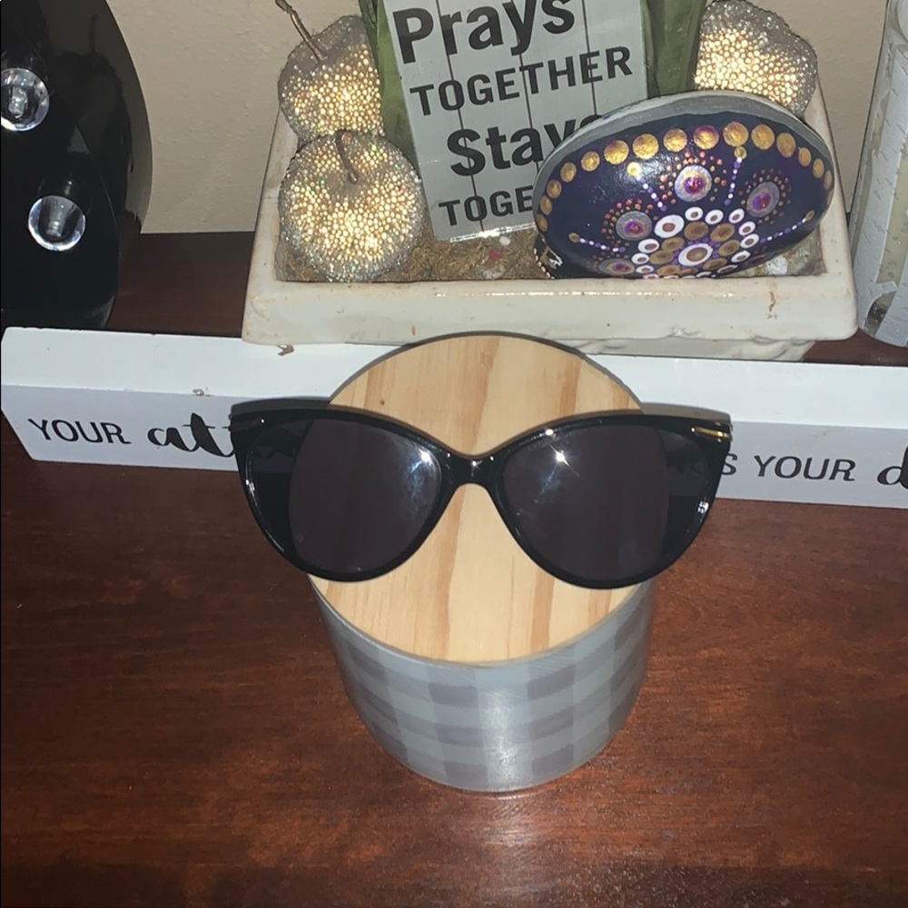 Foster Grant Sunglasses Cat Eye Frames Black Gold EUC